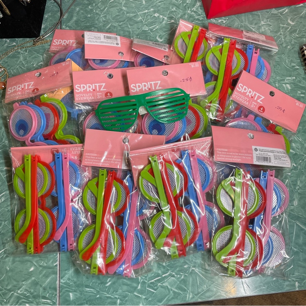 ✨5/$10✨ Plastic novelty glasses